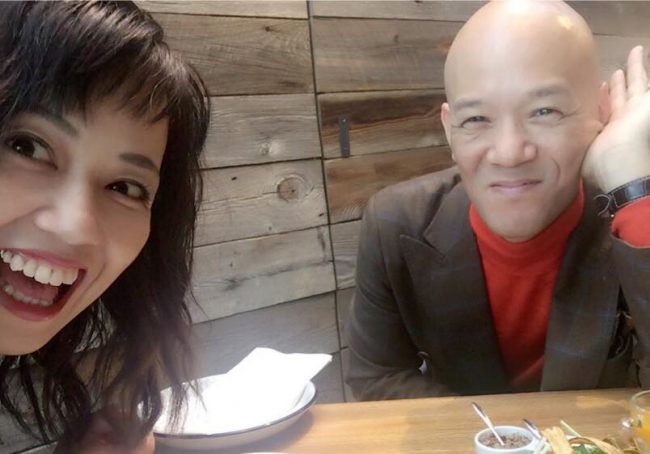 笑顔の受講生と並ぶ鴨頭嘉人