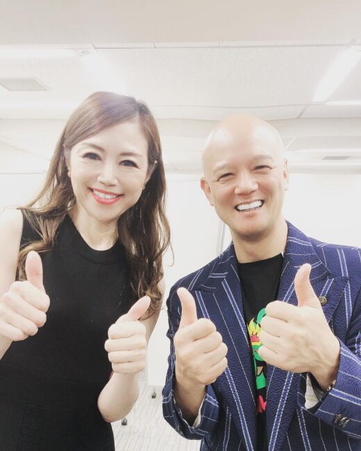 仕事の成果につながる伝え方を笑顔で示す鴨頭嘉人