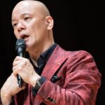 胸に手を添えて思いを込めて話す鴨頭嘉人