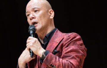 胸に手を添えて思いを込めて話す鴨頭嘉人