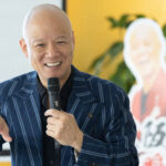 笑顔でエピソードを語る鴨頭嘉人