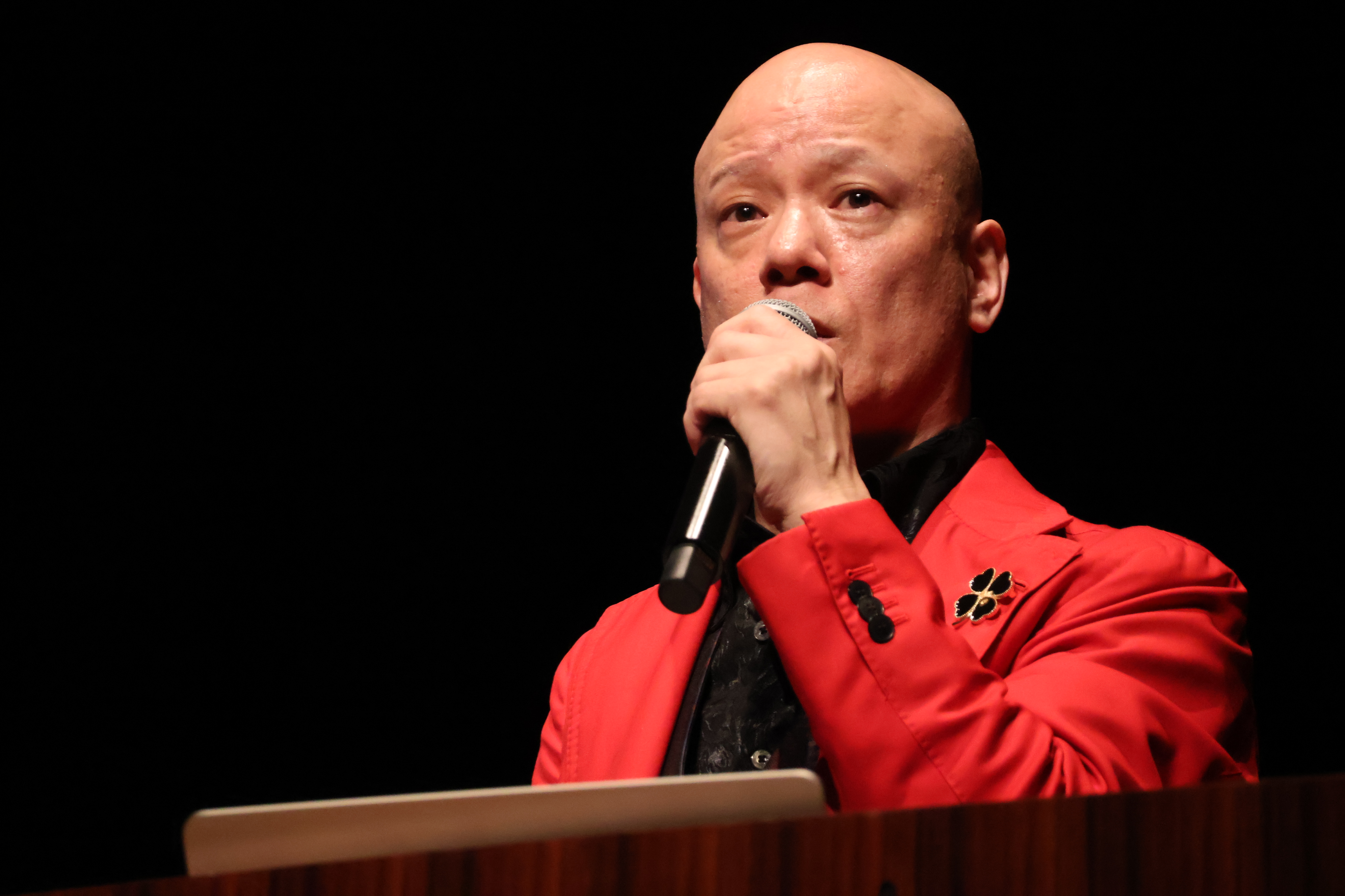 演台から真剣な表情で語る鴨頭嘉人