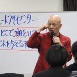 ホワイトボードを背に、話し方を解説する鴨頭嘉人