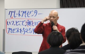ホワイトボードを背に、話し方を解説する鴨頭嘉人