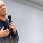 胸に手を当て、声と呼吸を意識しながら話す鴨頭嘉人