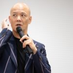 耳に手を添えながら聴衆の反応を確かめる鴨頭嘉人