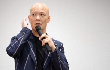 耳に手を添えながら聴衆の反応を確かめる鴨頭嘉人