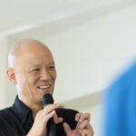 講座で相手を見ながら笑顔で話す鴨頭嘉人