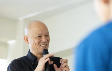 講座で相手を見ながら笑顔で話す鴨頭嘉人