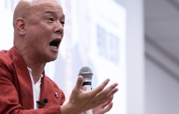 赤いジャケット姿で率直に思いを語る鴨頭嘉人