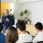 話し方の講座で受講生に向けて話す鴨頭嘉人
