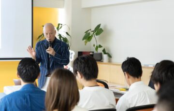 話し方の講座で受講生に向けて話す鴨頭嘉人