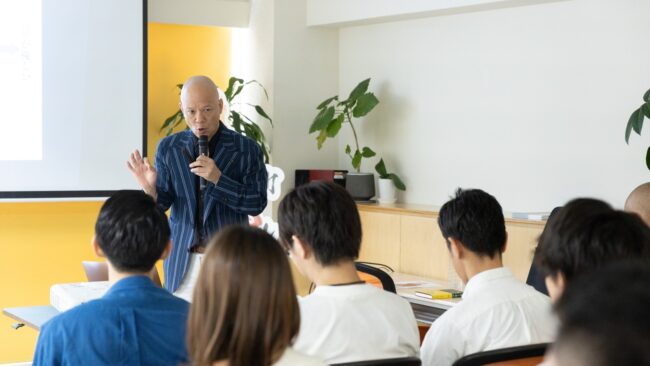 話し方の講座で受講生に向けて話す鴨頭嘉人
