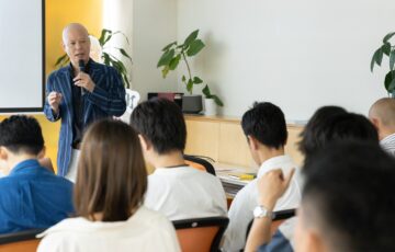 講座で受講生と向き合い、対話を進める鴨頭嘉人