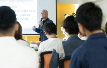 話し方の講座で受講生を前に説明する鴨頭嘉人