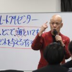 ホワイトボードを背にスピーチの組み立てを解説する鴨頭嘉人