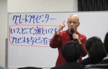 ホワイトボードを背にスピーチの組み立てを解説する鴨頭嘉人
