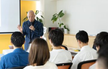 話し方の講座で受講生に向けて説明する鴨頭嘉人