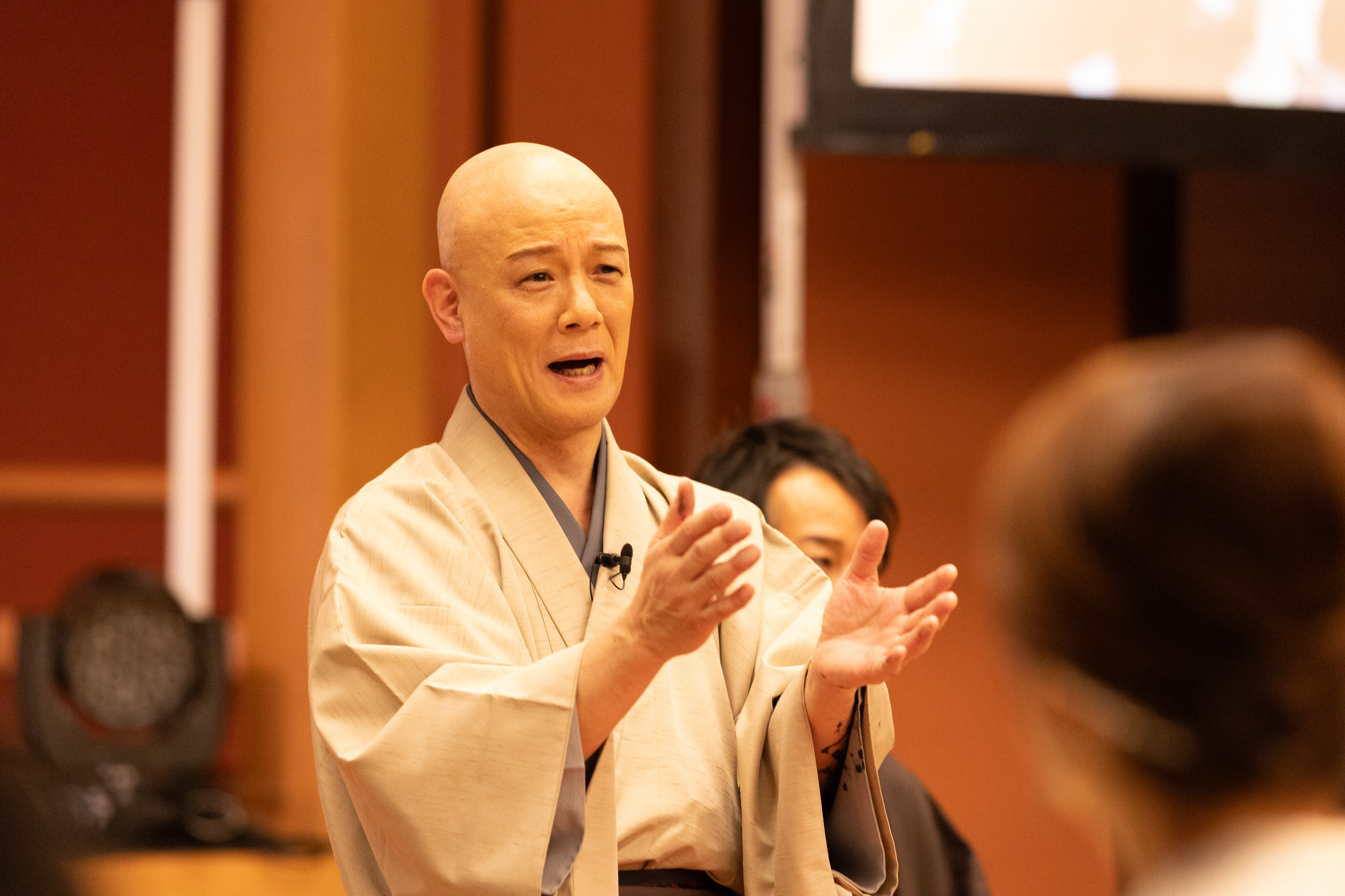 手を差し出して相手に語りかける鴨頭嘉人