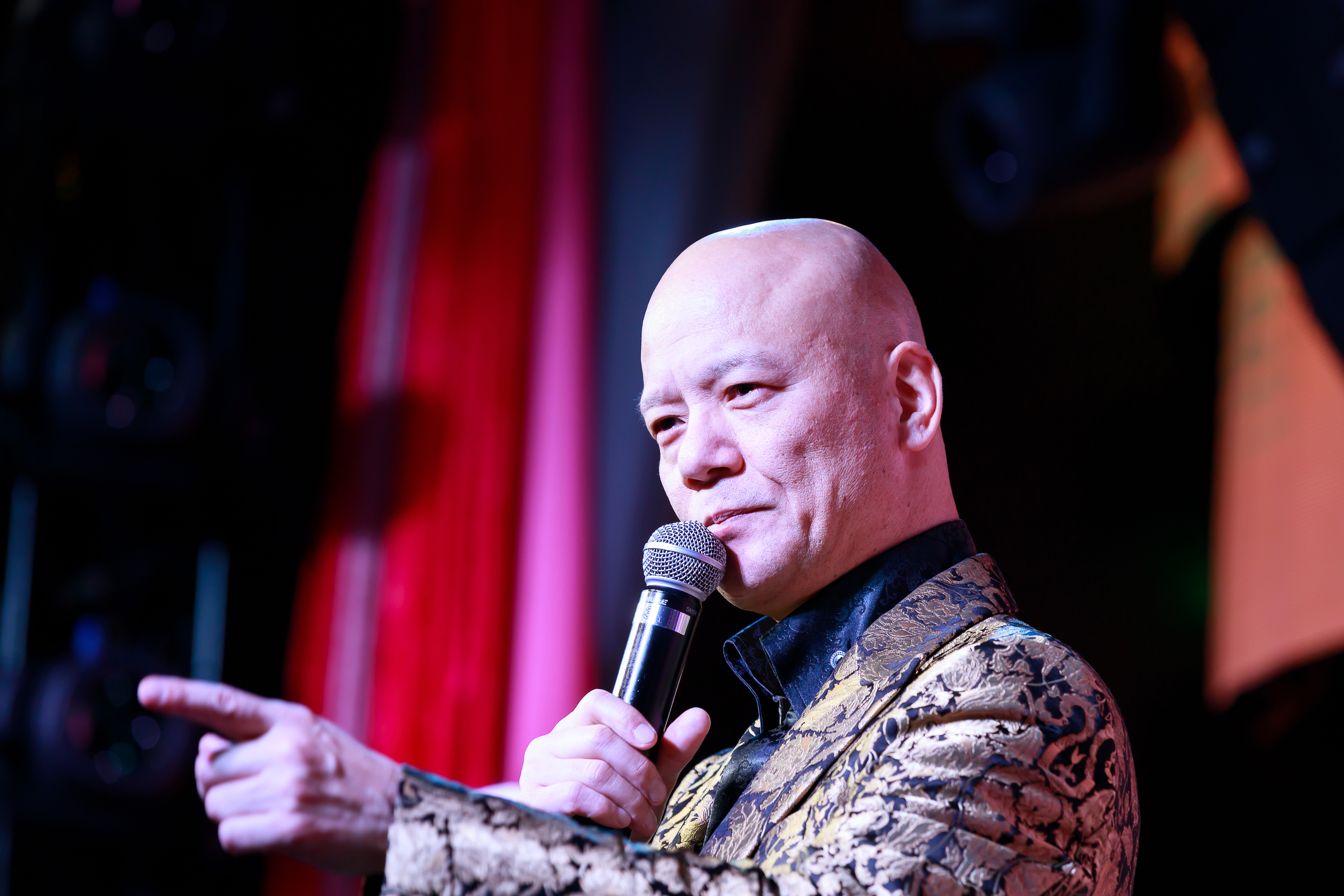 笑顔で親しみを込めて語る鴨頭嘉人