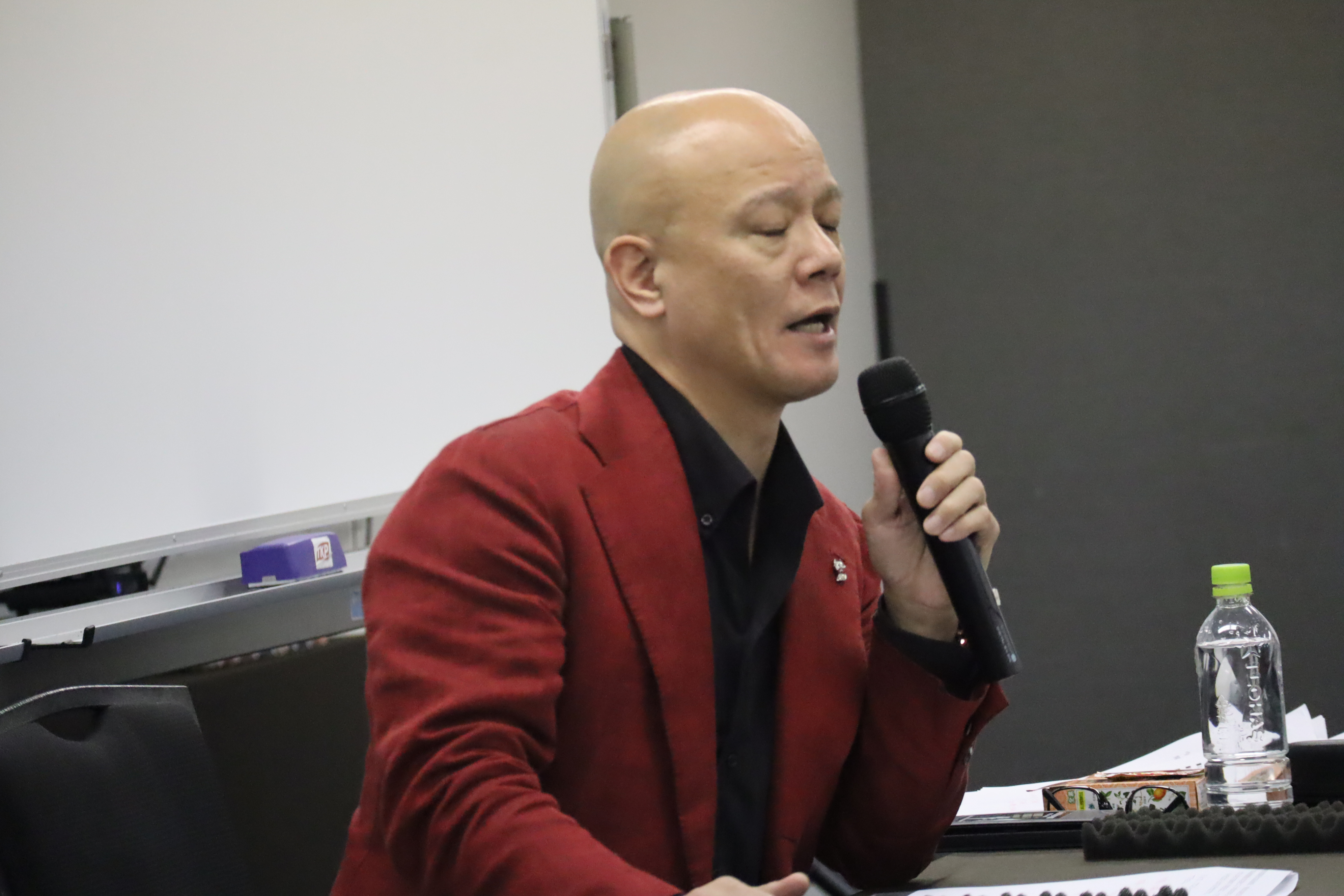 ステージで聴き手の反応を見ながら話す鴨頭嘉人